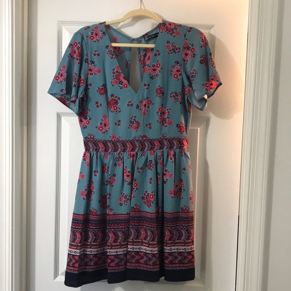 Flowy dress with short sleeves.